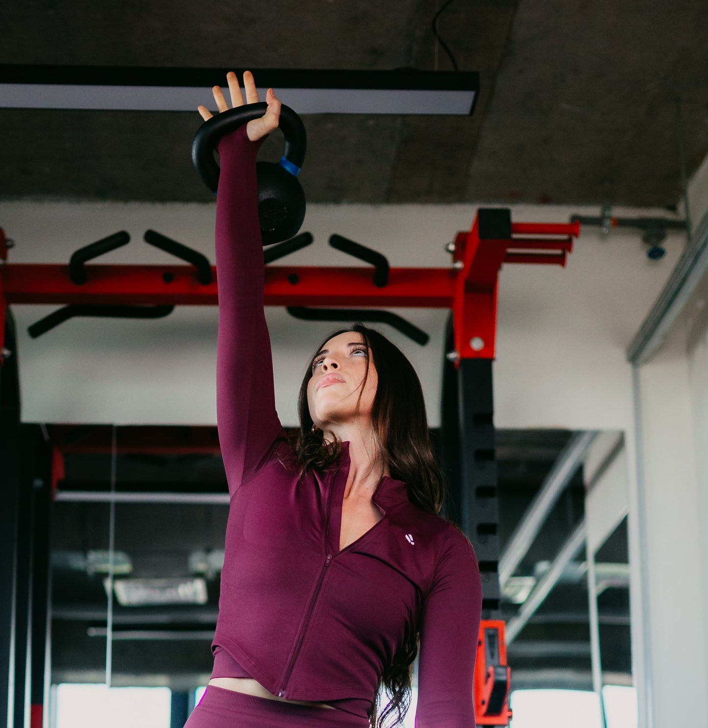 Detalle de la cintura elástica de la chaqueta de entrenamiento